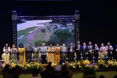 Cristina-Almeida-recebe-Premio-Internacional-COP30-como-reconhecimento-a-luta-pela-limpeza-do-Rio-Oiapoque-2